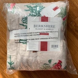 New Winter Throw Blanket. Cardinal Birds and Pine Tree design. 60in x 80 in